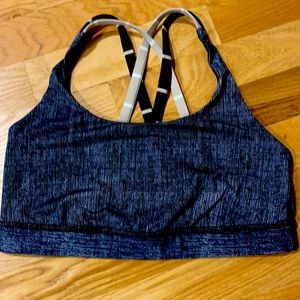 Lululemon sport bra size 6 , very good conditions